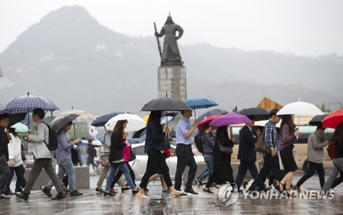 비오는 광화문 출근을 서두르는 시민들.사진=연합뉴스