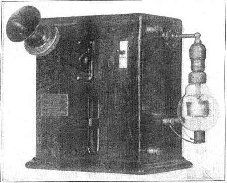 1914년 Lee De Forest가 발명한 최초의 상업용 AM 무선 송신기, 라디오의 원형이라 할 수 있다. 사진출처=위키피디아.