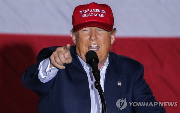 도널드 트럼프 미국 대통령이 '미국을 다시 위대하게'라고 적힌 모자를 착용하고 있다. 사진=연합뉴스