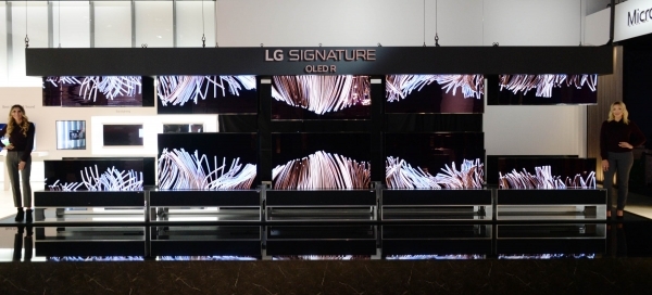 LG전자가 CES2020에서 선보인 롤러블TV. 말려있던 화면이 위에서 아래로 펼쳐지는 형태다. 사진=LG전자 제공