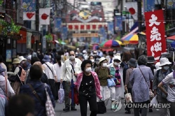 일본 도쿄의 한 거리에서 마스크를 쓴 시민들이 붐비고 있다. 사진=연합뉴스
