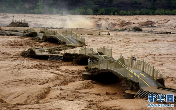중국 북부 황허(黃河) 유역에서 올 들어 3번째 홍수 발생으로 도로·교량 등의 피해가 이어졌다. 사진=신화망