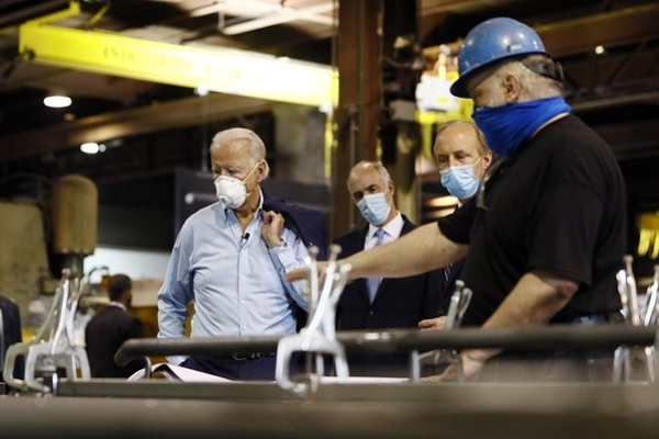 조 바이든 민주당 대선 후보가 미국 펜실베이니아주 던모어의 한 금속 가공 공장을 둘러보고 있다. 사진=연합뉴스