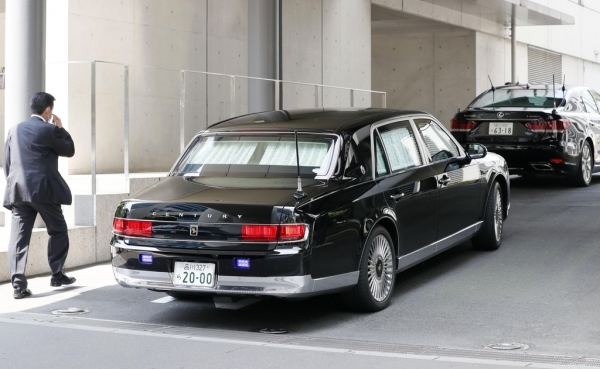 아베 신조 일본 총리가 탄 차량이 17일 오전 10시 30분께 도쿄 게이오(慶應)대학 안으로 들어감에 따라 건강이상설이 또다시 부상했다. 사진=교도/연합
