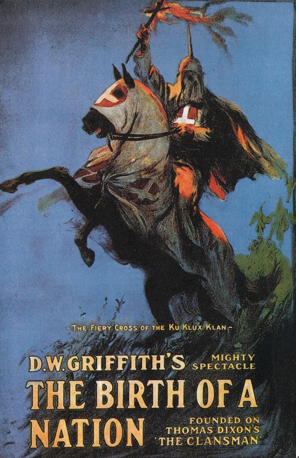 1915년 미국에서 개봉한 영화 ‘국가의 탄생’의 포스터. 갑옷을 입은 중세기사처럼 보이는 인물이 바로 KKK단을 상징하고 있다. 사진=위키피디아.