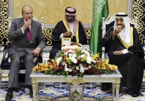 후안 카를로스 1세(왼쪽)와 압둘라 빈 압둘아지즈 사우디아라비아 전 국왕. 후안 카를로스는 중동의 왕족들과 돈독한 관계를 유지했다. 사진=elpais.com
