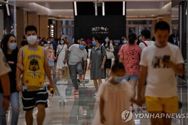 중국의 8월 소매판매가 지난해 12월 이후 첫 반등에 성공했다. 사진은 지난 9월5일 중국 우한에 위치한 한 쇼핑몰에 고객들이 붐비는 모습. 사진=연합뉴스