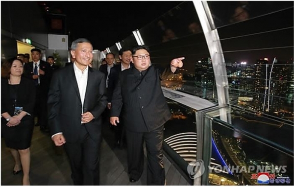 싱가포르를 야경을 돌아보고 있는 김정은 위원장. 사진= 연합뉴스