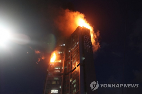 지난해 10월 8일 울산 남구에 위치한 33층 주상복합 아파트에서 화재가 발생했다. 사진=연합뉴스