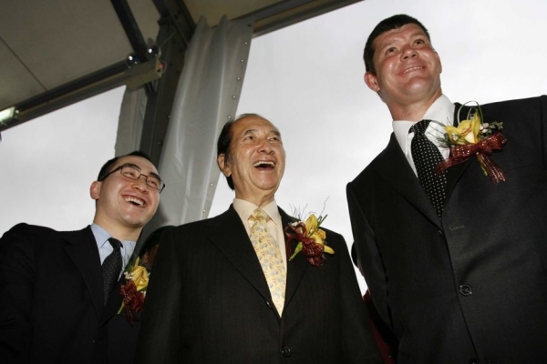 호주 최대 카지노그룹인 크라운 리조트의 실 소유주인 제임스 패커(오른쪽). 그는 홍콩 카지노부호 로렌스 호(가운데)와 동업해 마카오 카지노에 투자를 했다.