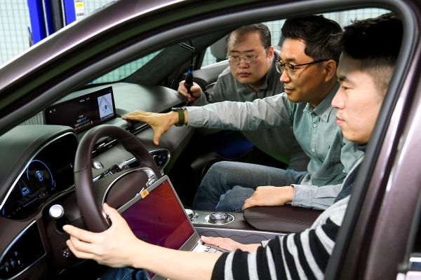 현대차그룹 연구원들이 ‘커넥티드 카 인공지능 음성인식 기술’을 자동차에서 테스트하고 있다. 사진제공=현대차그룹