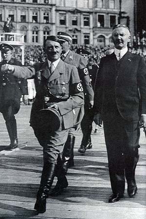 히틀러와 샤흐트. 키가 컸던 샤흐트는 항상 와이셔츠 깃을 바싹 세우고 다녔다.