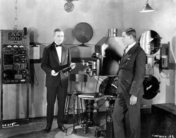 1926년 Vitaphone의 사운드 온 디스크 시연 장면 유성 영화의 시작을 알리는 장면. 사진출처=위키피디아.