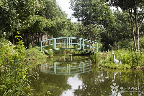 남해 섬이정원의 아치형 다리. 사진=한국관광공사