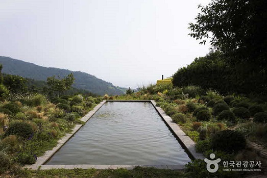 정원의 하이라이트, 바다가 보이는 직사각형 연못. 사진=한국관광공사