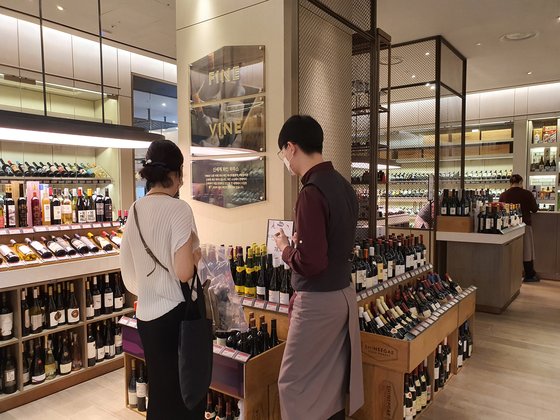 신세계백화점이 올해 첫 역대급 '와인 창고 대전' 행사를 펼친다고 24일 밝혔다. 사진제공=신세계백화점