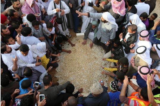 압둘라 국왕의 소박한 묘. 사람들이 흙을 만지며 국왕에게 작별을 고하고 있다. 사진= 구글