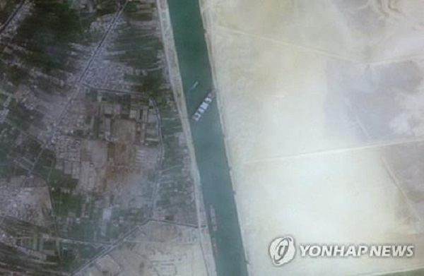 지난 24일(현지시간) 초대형 컨테이너선이 좌초되면서 수에즈 운하를 가로막았다. 사진=연합뉴스