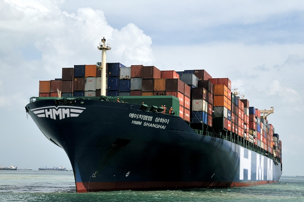 부산항에서 6800TEU급 컨테이너선 ‘HMM 상하이(Shanghai)호’가 수출기업들의 화물을 싣고 미국 로스앤젤레스항으로 출발했다.