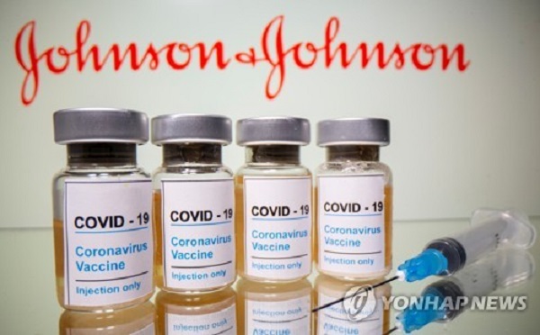 미국 질병통제예방센터(CDC) 자문기구가 사용이 중단됐던 존슨앤드존슨(J&J)의 제약 계열사인 얀센의 코로나19 백신에 대해 사용을 재개할 것을 권고했다. 사진=연합뉴스