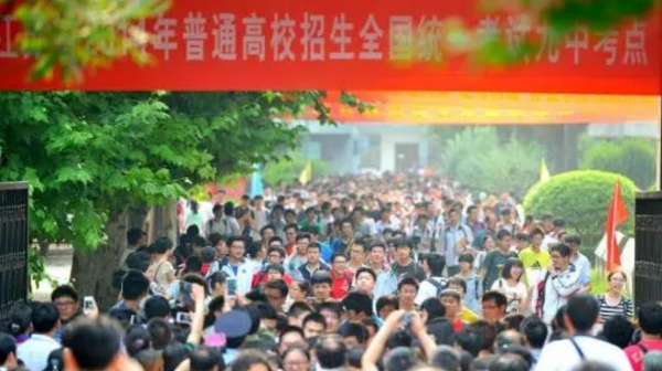 중국 교육부는 오는 7~8일 치르는 올 대학입학시험 까오카오(高考)에 응시한 인원이 지난해 1071만명보다 약 7만명 늘어난 1078만명으로 집계했다. 사진=신화