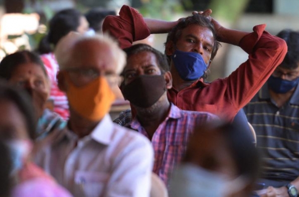 인도 정부는 감염자 폭증세가 점차 가라앉자 수도 뉴델리와 주요 도시의 상점 영업 재개와 지하철 재운행 등 봉쇄 완화에 나섰다. 사진=AFP/연합