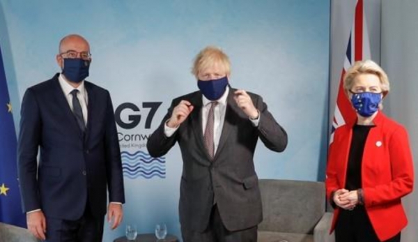 보리스 존슨(가운데) 영국 총리가 12일(현지시간) 주요 7개국(G7) 정상회의가 열리는 콘월 카비스베이 호텔에서 우르줄라 폰데어라이엔(오른쪽) 유럽연합(EU) 집행위원장과 샤를 미셸 EU 정상회의 상임의장과 만났다. 사진=EPA/연합