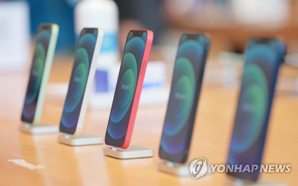 서울 강남구 신사동 애플 가로수길 매장에 아이폰12가 진열돼 있다. 한국에 애플 제품 공식 판매점은 서울에 단 2곳 뿐이다. 사진=연합뉴스