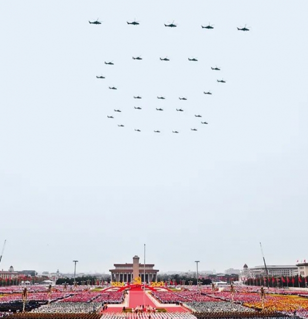 Z-10 공격용 헬기와 Z-19 공격용 헬기 29대가 창당 100주년을 상징하는 숫자 '100' 대형으로 톈안먼 광장을 향해 비행하고 있다. 사진=CCTV화면 캡처.