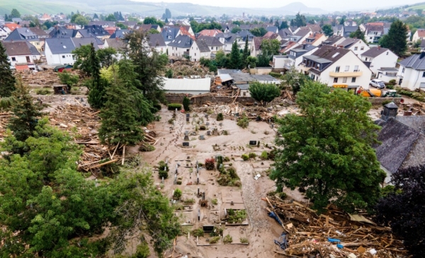 사전경보에도 사망자가 100명이 넘게 나올 정도로 피해가 큰 이유는 무엇보다 폭우 규모가 예상 밖이었기 때문이다. 14~15일 독일 서부와 벨기에·네덜란드·룩셈부르크가 접한 지역에 쏟아진 비는 100~150㎜로 평소 한 달 치 강수량 수준이다. 사진=EPA/연합