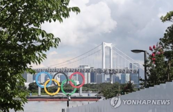 도쿄올림픽 대회조직위원회는 17일 도쿄(東京) 츄오(中央)구의 선수촌에서 해외로부터 일본을 방문한 대회 관계자 1명이 코로나19  검사에서 양성으로 판명된 것으로 발표했다.사진=연합