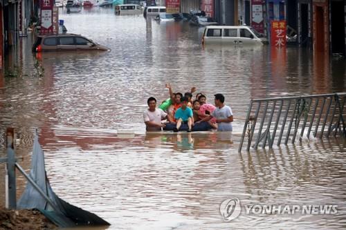 정저우 당국은 23일 정오 기준 폭우에 따른 홍수와 후속 재해로 51명이 목숨을 잃은 것으로 잠정 집계됐다고 23일 베이징(北京)일보 등 중국 매체가 보도했다. 사진=로이터/연합