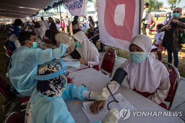 인도네시아 학생들이 백신을 접종하고 있다. 사진=연합뉴스