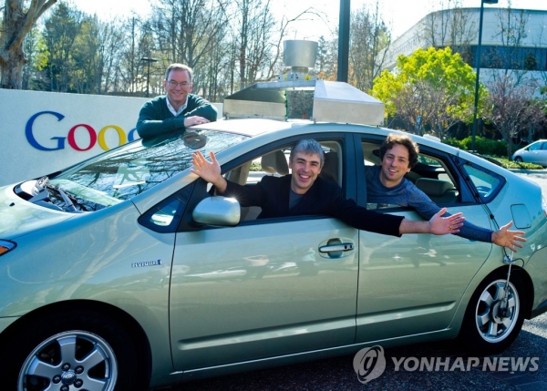 지난 2011년 자율주행차 앞에서 포즈 취한 에릭 슈미트 전 구글 CEO와 래리 페이지, 세르게이 브린(왼쪽부터) 사진=EP 연합