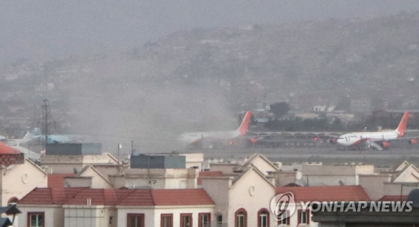 탈레반의 정권 장악 이후 서방 국가의 대피 작전이 긴박하게 이뤄지던 아프가니스탄의 수도 카불 공항 외곽에서 26일(현지시간) 연쇄 자살폭탄 테러로 인해 대규모 사상자가 발생했다. 사진=EPA/연합