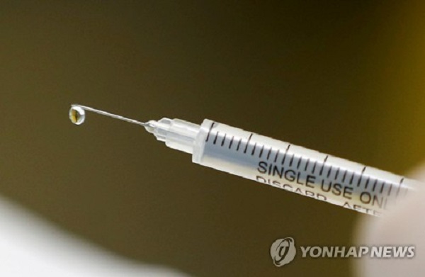 코로나19 백신의 부스터샷 접종 필요성을 두고 전문가들 사이에서 의견이 엇갈리고 있다. 사진=연합뉴스