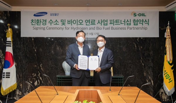 S-OIL 류열 사장(오른쪽)과 삼성물산 고정석 사장이 친환경 수소 및 바이오 연료 사업 파트너십 협약을 체결했다.