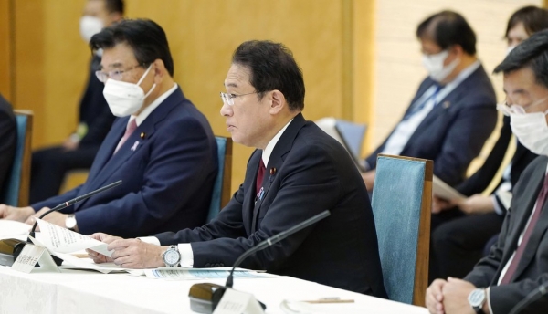 일본 정부는  19일 저녁 임시 각의를 열고 재정지출 규모가 55조 7000엔(약 576조원)에 달하는 기시다 후미오(岸田文雄) 내각의 첫 경제대책을 결정했다. 사진=교도/연합