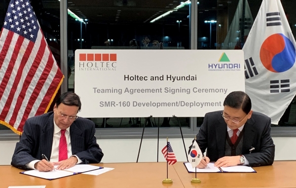 크리스 싱 홀텍 CEO(왼쪽)와 현대건설 윤영준 사장이 소형모듈 원자로 공동개발 및 공동배치를 위한 사업협력계약을 체결했다.