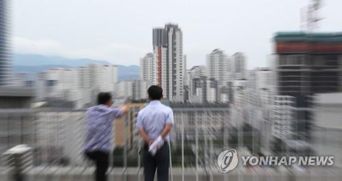 아파트 가격 상승세가 멈춘 가운데 하락 가능성이 높아지고 있다./사진=연합뉴스