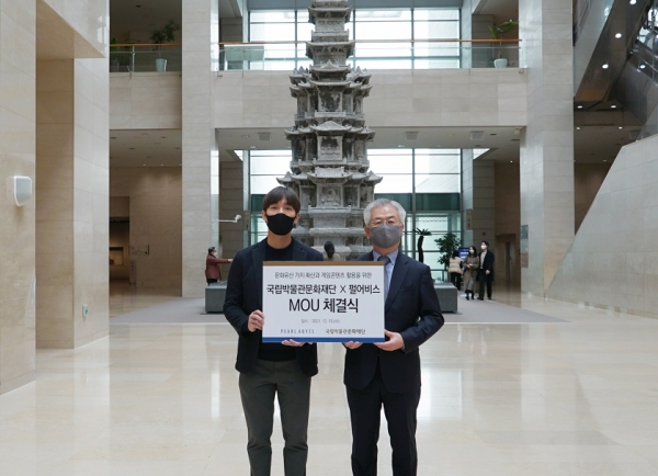 펄어비스 정경인 대표(왼쪽)가 김용삼 국립박물관문화재단 사장과 ‘대한민국 문화유산 가치 제고 및 관련 정보를 활용한 게임콘텐츠 제작’을 위한 업무협약(MOU)을 체결했다.