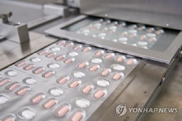 미국 식품의약국(FDA)은 화이자가 개발한 코로나19 경구용 치료 알약을 미국 가정에서 사용할 수 있도록 최초로 승인했다. 사진=연합뉴스