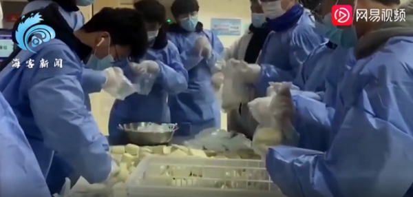 중국 시안 장안대학 학생들이 기숙사 학생들에게 배달할 음식을 준비하고 있는 모습. 사진=유튜브 캡처.