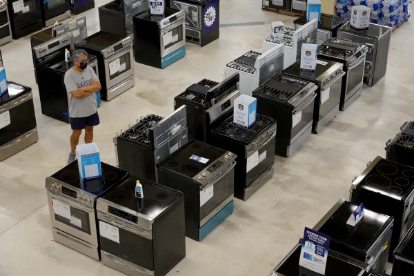 미국 마이애미 가전제품 매장에서 고객이 쇼핑을 했다. 소비자 지출은 미국 국내 총생산의 69%를 차지한다. 사진=게티이미지
