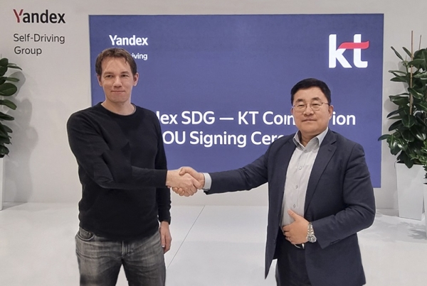 KT AI/DX융합사업부문 송재호 부사장(오른쪽)과 Yandex SDG CEO 드미트리 폴리슈크가 AI, 로봇, 자율주행 분야 사업 협력을 위한 MOU를 체결했다.