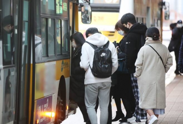 시민들이 정류장에서 버스를 타고 있다. 사진=연합