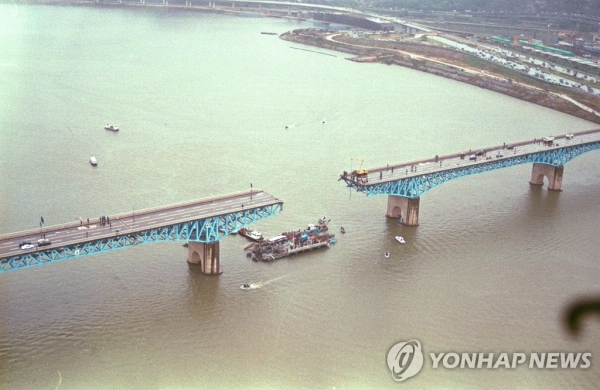 1994년 10월 21일 오전 7시40분 무너진 성수대교 모습. 사진=연합뉴스