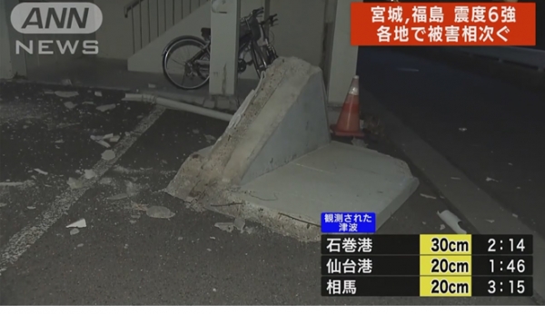 17일 아침, 지난밤 지진으로 아파트 구조물 일부가 무너져 내린 장면을 보도하고 있는 ‘TV아사히 뉴스’. 사진=TV아시히화면 캡처.