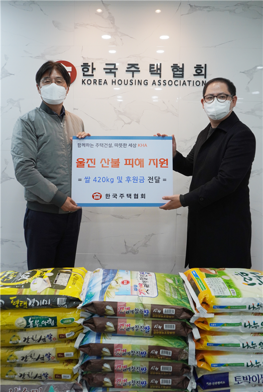 (왼쪽부터) 김형렬 한국주택협회 상근부회장, 이재호 (사)체인지메이커 이재호 이사. 사진제공=주택협회