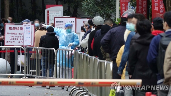 28일 오전 중국 상하이 창닝구의 한 병원 앞에서 시민들이 코로나19 검사를 받기 위해 줄을 서 있다. 사진=연합뉴스